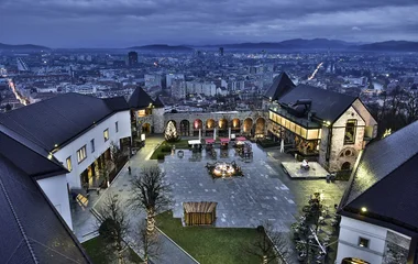 Cidade de Liubliana vista de cima e nevando