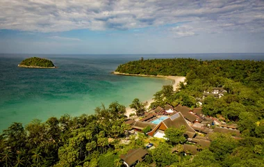 Praia com areias brancas e mar cristalino.