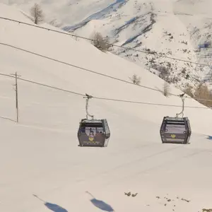 Teleférico em estação de esqui.
