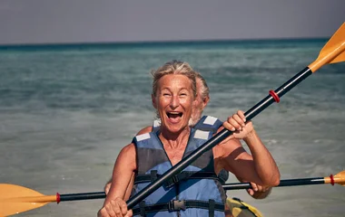 Casal de adultos se divertindo no caiaque