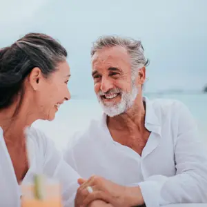 Casal de aadultos 60+ na praia