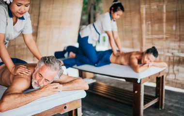 Casal de adultos aproveitando spa Club Med