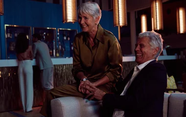 Casal de adultos rindo juntos e se divertindo