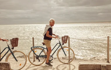 Adulto 60+ andando de bicicleta em Lake Paradise