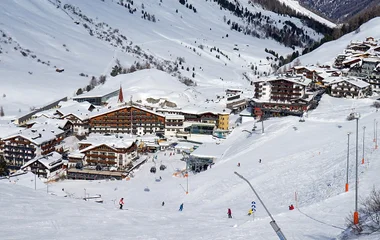 Estação de esqui nas montanhas nevadas