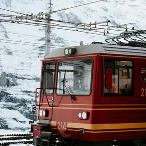 frente trem vermelho nos alpes suiços.