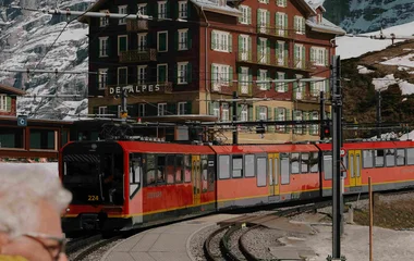 perfil de homem de óculos e trem em direção.