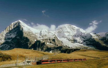 Tren rojo y paisaje alpino
