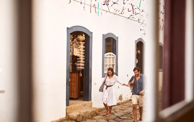 casal andando de mãos dadas na rua