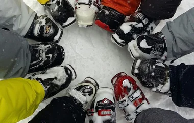 Várias botas de esqui.