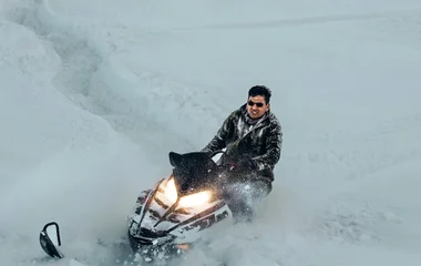 Homem praticando snowbike na neve