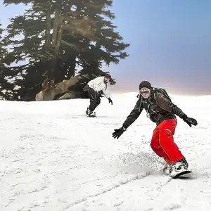 Duas pessoas praticando snowboard.