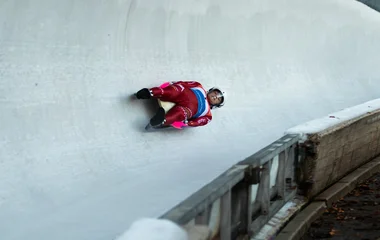 Pessoa praticando bobsled.