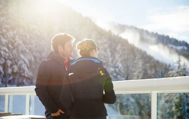 casal com roupas de inverno em visual nevado