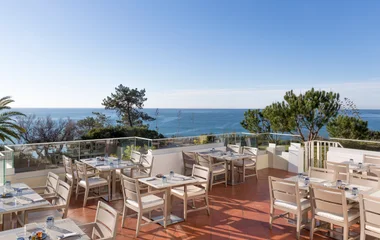 Mesas do restaurante do Club Med em Portugal.