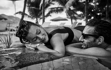 Pareja en la piscina.