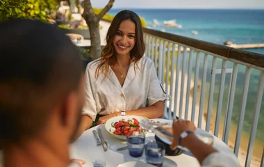 mulher comendo em restaurante