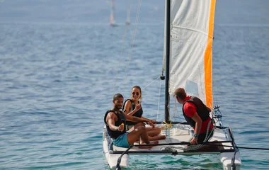 casal e instrutor de vela