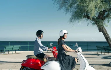 casal passeando de moto scouter