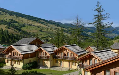 Chalé em visual alpino no verão