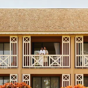 casal abraço em sacado do quarto