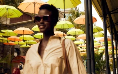 mulher de óculos de sol em ambiente iluminado