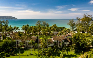 resort cercado por vegetação