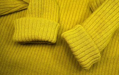 Pulover de cor mostarda.