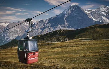 teleféririco em paisagem montanhosa