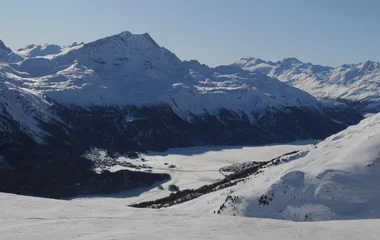 Vista aérea en un día soleado de las montañas nevadas de Suiza.