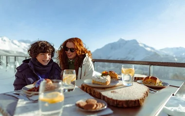 mãe e filho em mesa de almoço nas montanhas