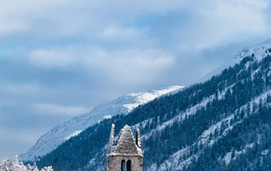 construção medieval em meio as montanhas nevadas
