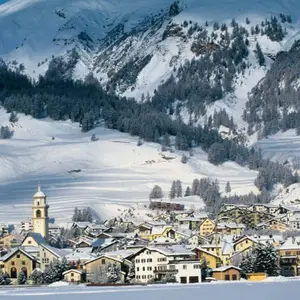 vilas em meio a neve nos alpes suíços