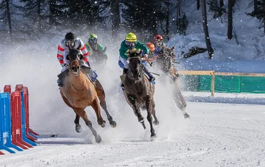 homens à cavalo praticando polo na neve