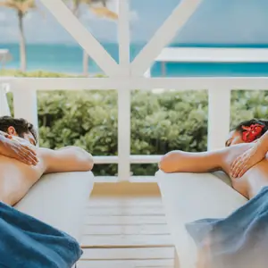 casal fazendo massagem em SPA