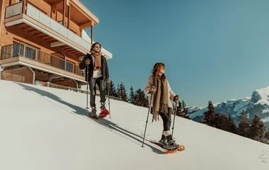 casal descendo de apartamento direto para esquiar