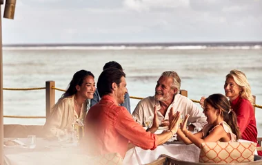 casal almoçando em sua vila em frente ao mar