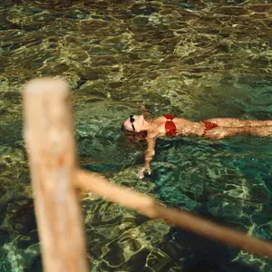 mulher tomando banho em rio