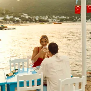 casal tomando drink em frente ao mar