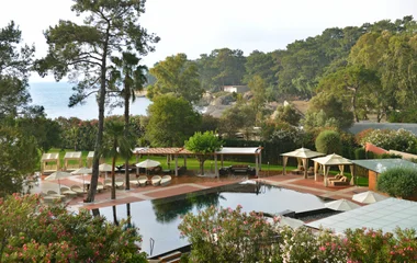 Visão aérea da piscina do Resort com a praia ao fundo