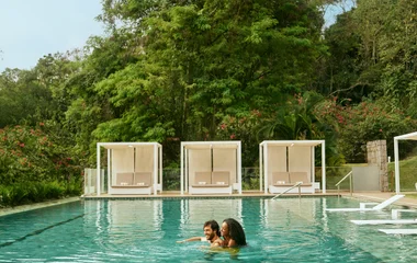 Casal na piscina do resort