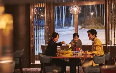 família feliz durante jantar em resort de neve
