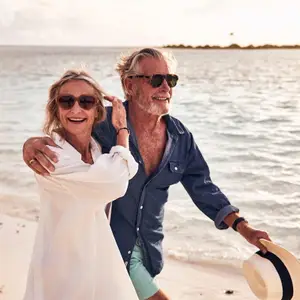 casal de adultos caminhando na praia