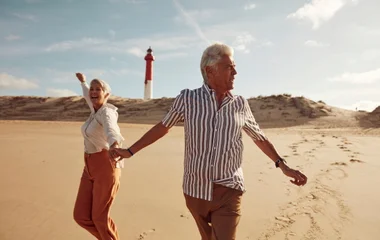 Casal da terceira idade na praia