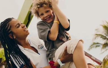Criança descendo em tobogã.