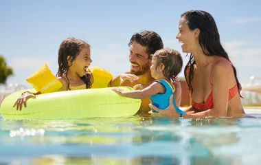 Familia na piscina