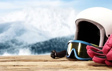 Óculos, capacete e luvas para esporte na neve.