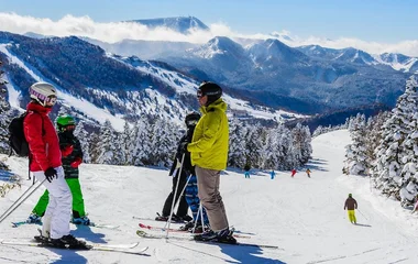 Esquiadores na estação do Japão