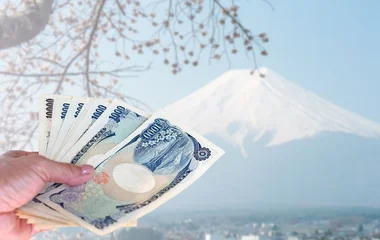 Pessoa contando notas de dinheiro