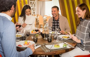 Dois casais comendo no restaurante do resort.